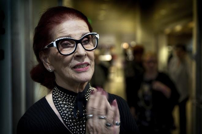 Aira Samulin on elänyt rikkaan elämän, johon kuuluvat myös elämän varjopuolet, kuten sotaorpous ja evakkotaival. Kuva on otettu Vaasan kaupunginteatterissa 2014 Candiden Suomen ensi-illan väliajalla. KUVA: EETU SILLANPÄÄ
