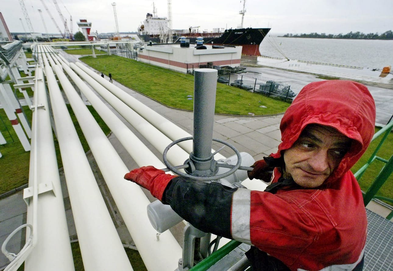 Työntekijä venäläisen öljy-yhtiön Lukoilin terminaalilla Kaliningradin kupeessa. Arkistokuva. AFP/Lehtikuva