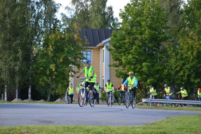 Ylihärmän Reserviläisten järjestämä Päämajapyöräily starttasi maanantaina Päämajan edustalta. Kuva: Outi Rantala