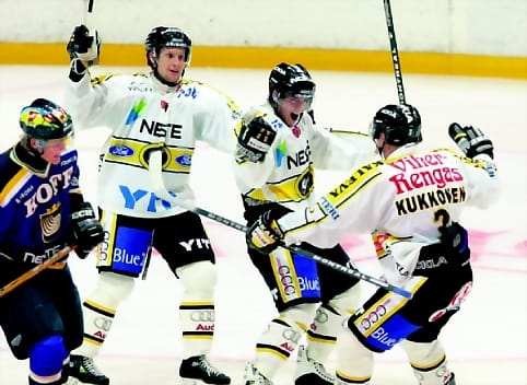 Uran ensimmäinen liigamaali. Kärppien Juhamatti Aaltonen tuulettaa.