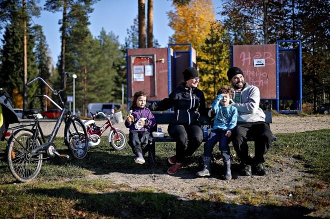 Birol ja Kati Denizli toivat lapsensa Mikailin (10), Eemilin (6), Adilen (3) ja rattaissa päiväunilla olevan Danielin (1) etsimään geokätköjä Tanelinlammen rannalle. Ennen evästaukoa Eemilin eskariryhmän lammen rannalle piilottamasta kahdeksasta kätköstä viisi oli jo löydetty. KUVAT: TOMI KOSONEN