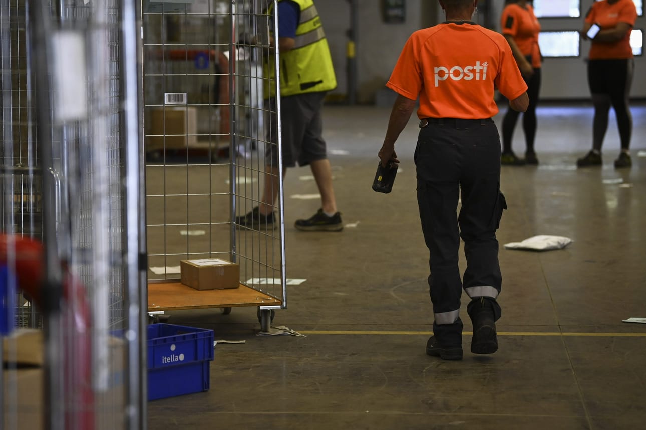 Työntekijöitä Postin logistiikkakeskuksessa Vantaalla 29. kesäkuuta 2021. LEHTIKUVA / EMMI KORHONEN