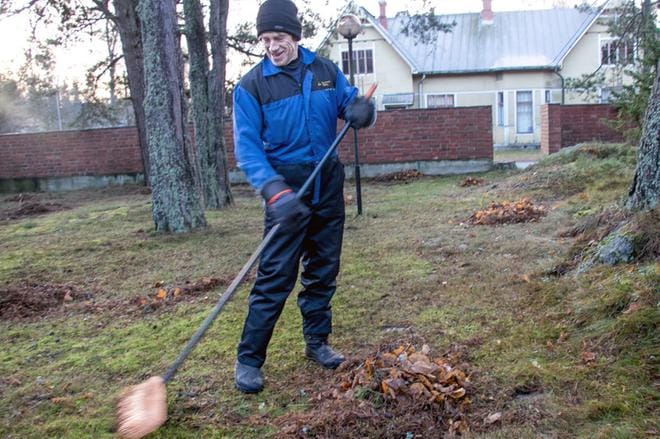 Matti Sinisaar kertoo, ettei korona ole vaikuttanut hänen elämäänsä millään lailla. Kuvat: Jorma Havula
