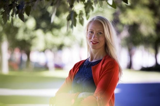 – Olen myös itse aktiivinen sosiaalisen median käyttäjä. Kun herään aamulla, haluan heti tietää mitä maailmalla on tapahtunut, toteaa yrittäjä Johanna Tidström. KUVA: JARNO PELLINEN