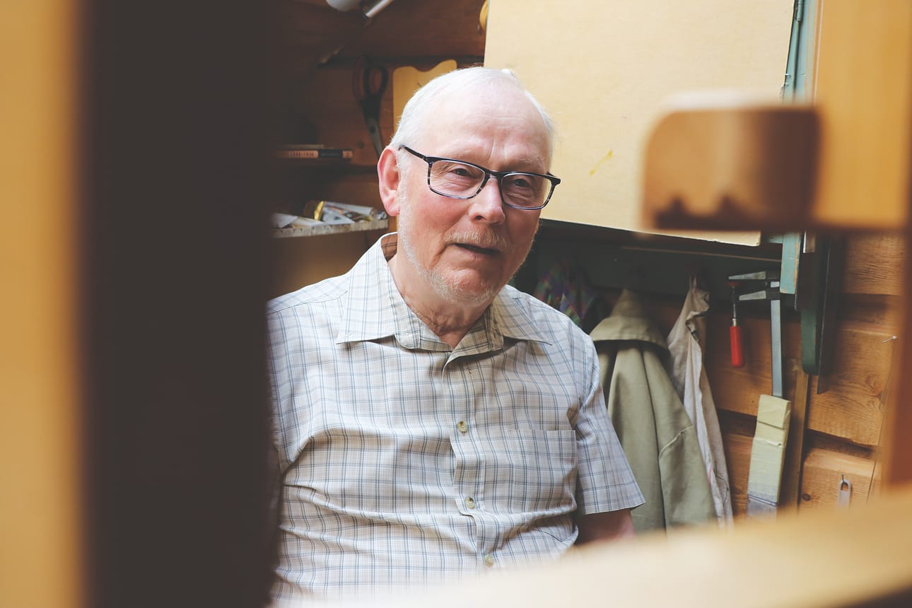 Taiteilija Matti Lampi sai jo pikkupoikana harrastajamaalari-isältään siveltimen ja värit. - Suvussa on ollut vanhemmassa polvessa muitakin kädentaitajia; puuseppiä ja kutojia, Matti Lampi kertoo.