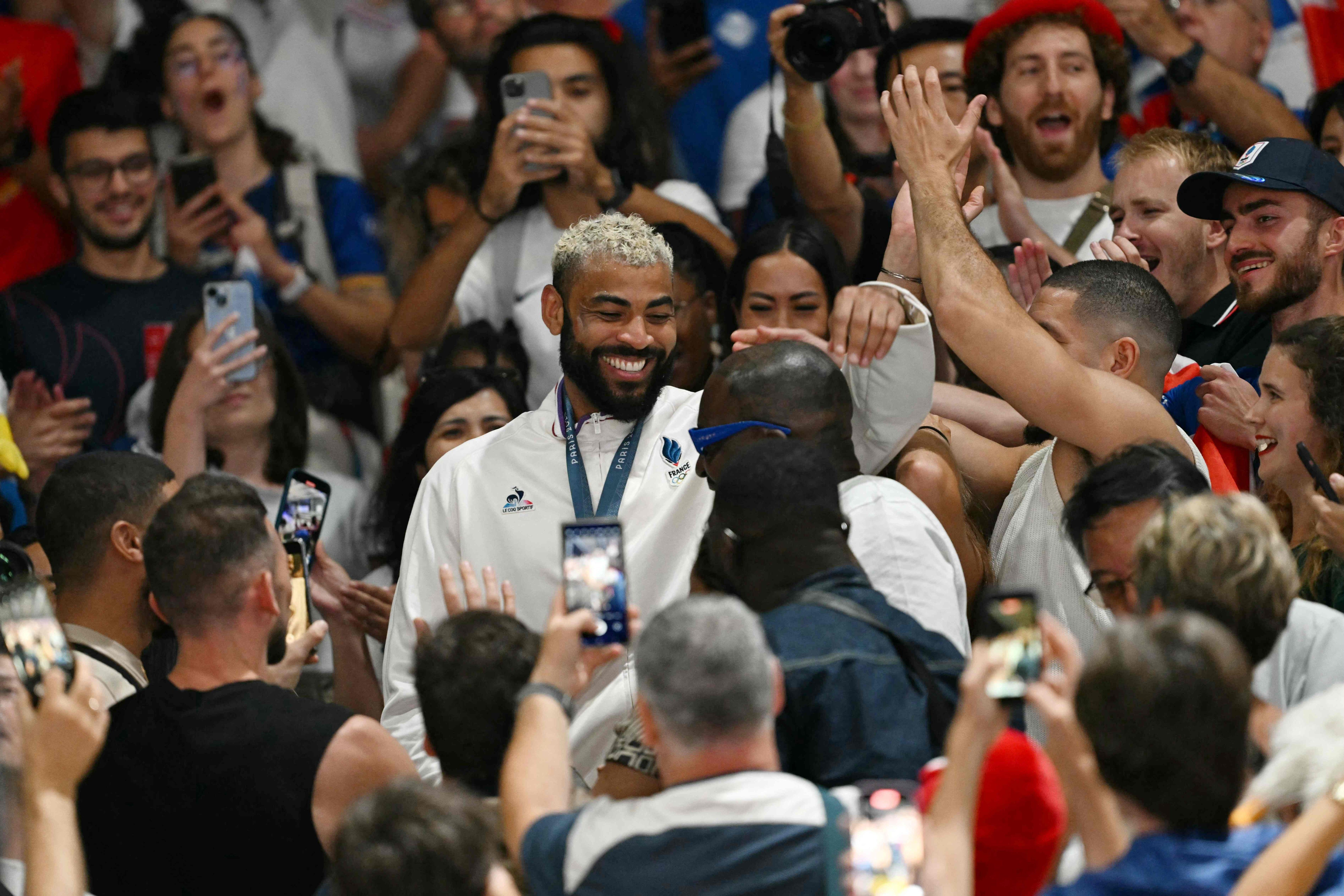 Ranskan lentopallomaajoukkueen tähtipelaaja Earvin N'Gapeth otti yleisönsä kultamitalijuhlissa.