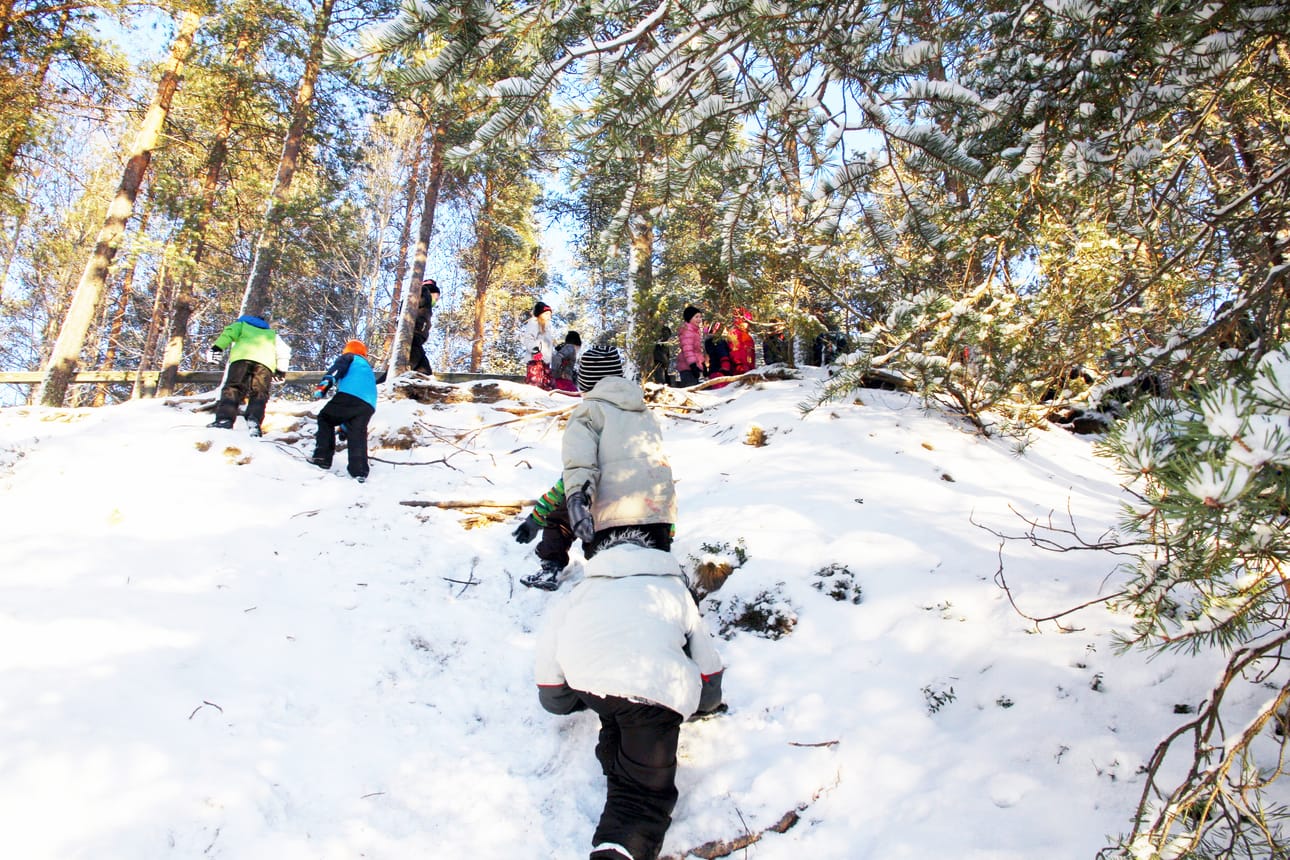 Rantakylän koulun oppilaat käyvät usein seikkailemassa Rantakylän virkistysalueella. Nyt liikkeellä olivat nuorimmat oppilaat opettajansa Matti Ylilaurin kanssa.