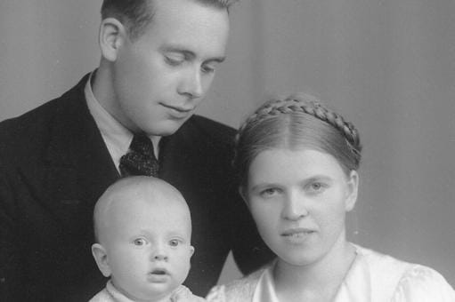 Tässä on perhe vielä koossa. Isää jäivät kaipaamaan Martti-poika ja puoliso Helga.