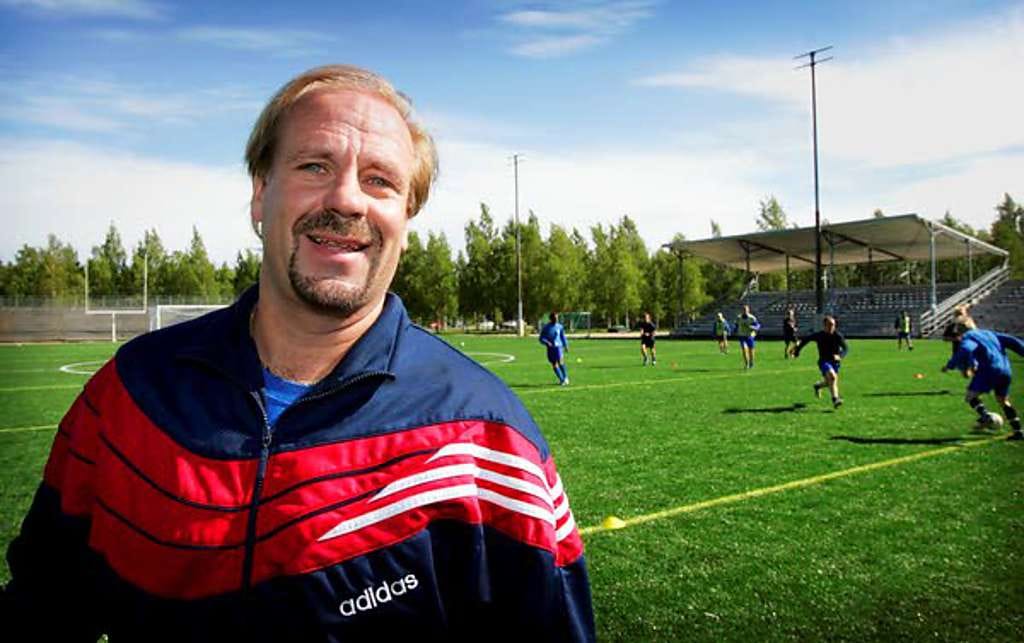 Oulun Edustusjalkapallo AC Oulu ry selviää pikkurahalla riidasta entisen managerinsa Miika Juntusen kanssa.