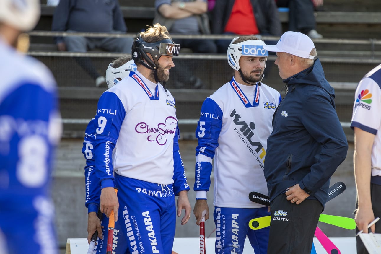 Jimi Heikkinen (vas.), Niko Korhonen ja pelinjohtaja Markku Hylkilä pitivät ottelun aikana pikapalaverin hyvässä hengessä.