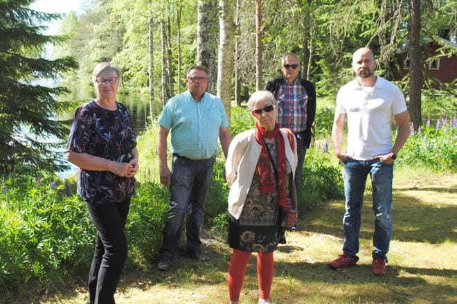 Sinikka Jalkanen, Aarno Isomäki, Irja Suihko, Timo Ahopelto ja Jussi Hietaniemi olivat nimenneet työryhmänsä Ähtärin Ihailijoiksi. Ryhmään kuului myös Teija Pakkala. KUVA:EEVA-LIISA KULJU