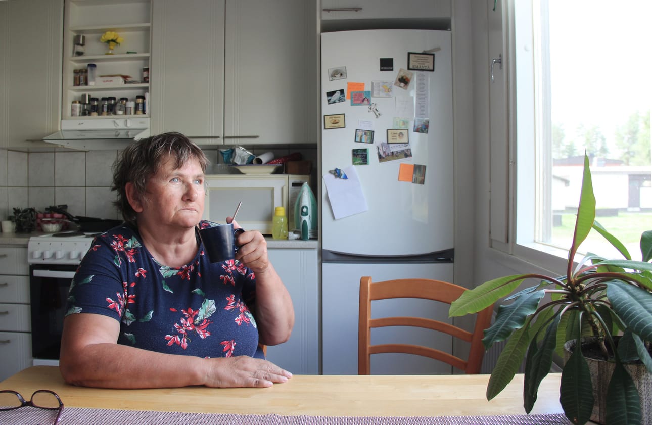 Elämä on kohdellut Helena Ylipahkalaa raadollisesti. Nyt kaikki on kuitenkin muuttunut, ja elo ilman alkoholia tuntuu hänen sanojensa mukaan ”ihan erilaiselta”.