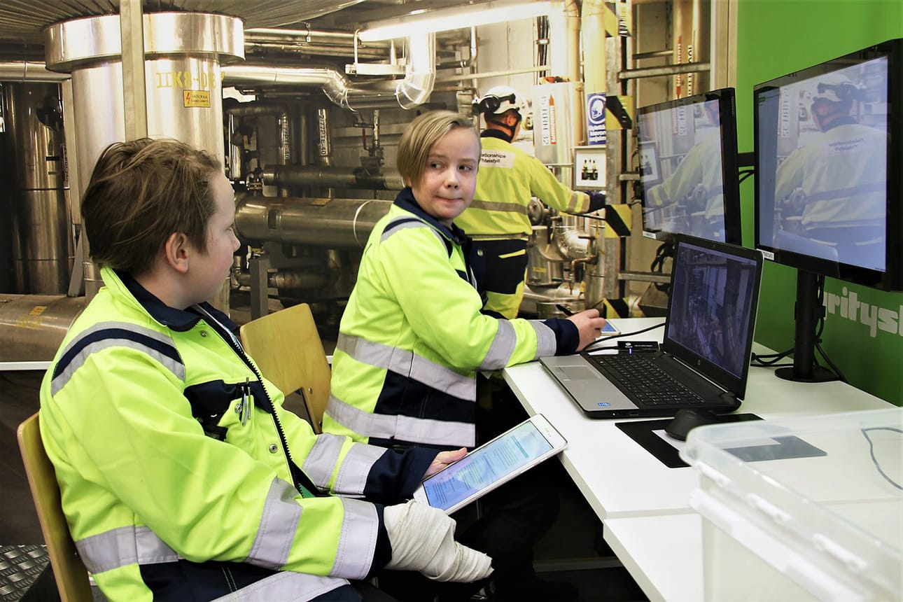 Toimitusjohtaja Korkala valmistelee kyläkokouksessa pidettävää puhetta. Johtajan muihin tehtäviin kuuluu palkkojen maksu ja muutenkin puljun pyörittäminen. Työkaveri Toivo Martinmäki selailee päivän tehtävälistaa.