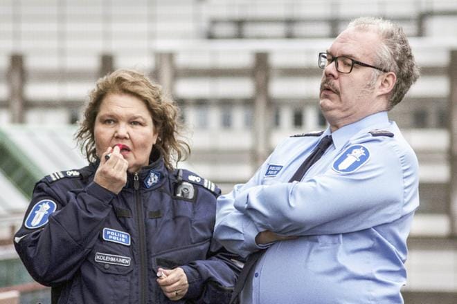 Myrskyn jälkeen -draamasarjassa komisario Rauni Kolehmainen (Kaarina Hazard) yrittää pitää maailmaa kasassa Jarkko Larssonin kanssa (Mikko Roiha). KUVA: Elokuvayhtiö Aamu
