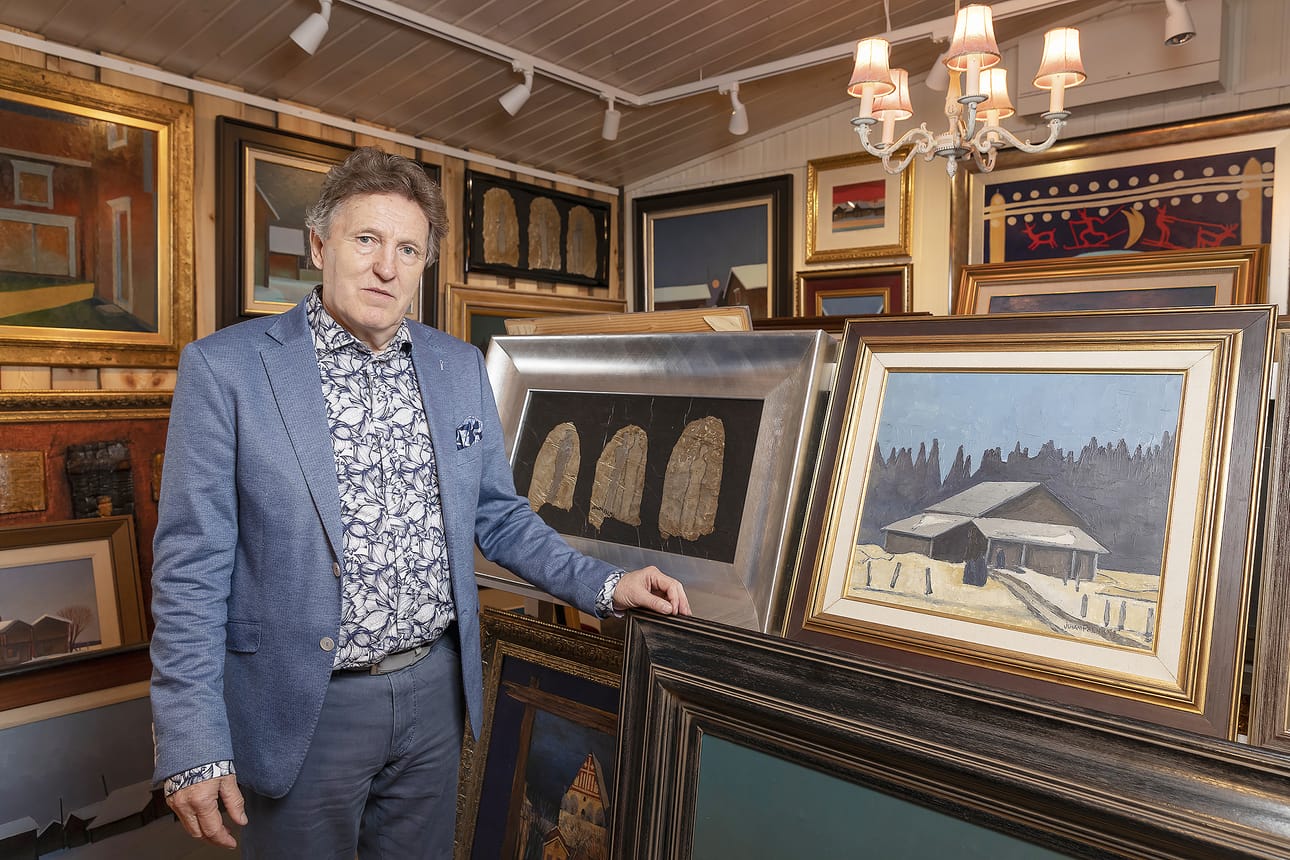 Paikallis- ja sote-politiikkaan osallistumisen vastapainona Kai Pajala harrastaa galleristina Juhani Palmun taiteen keräilyä.