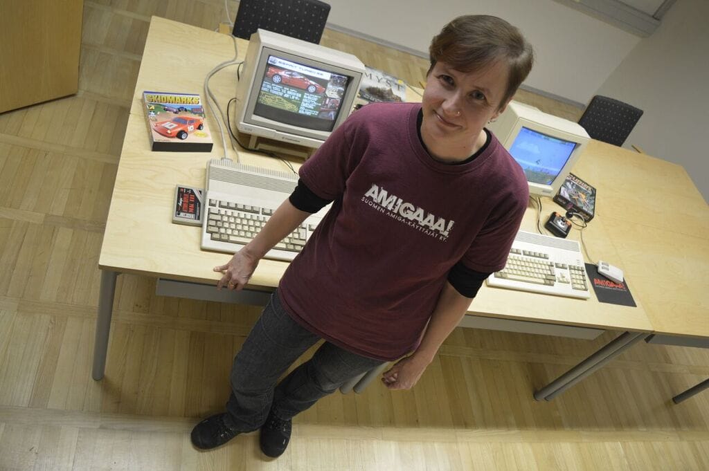 Suomen Amiga-käyttäjät ry:n puheenjohtaja Anu Seilonen sai ensi kosketuksensa Amigaan vuonna 1988, kun kotiin hankittiin 500-malli.