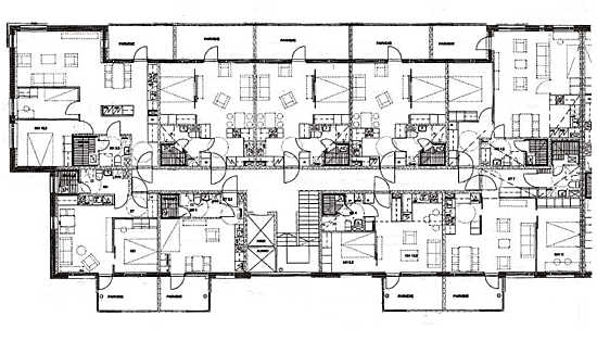Pitkänomaisessa kadunvarsitalossa porrastasanne muodostuu usein käytävämäiseksi, ja asunnot avautuvat joko <br/><br/>pihalle tai kadulle.
