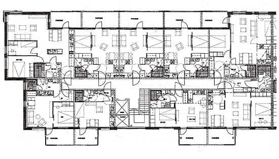 Pitkänomaisessa kadunvarsitalossa porrastasanne muodostuu usein käytävämäiseksi, ja asunnot avautuvat joko pihalle tai kadulle.