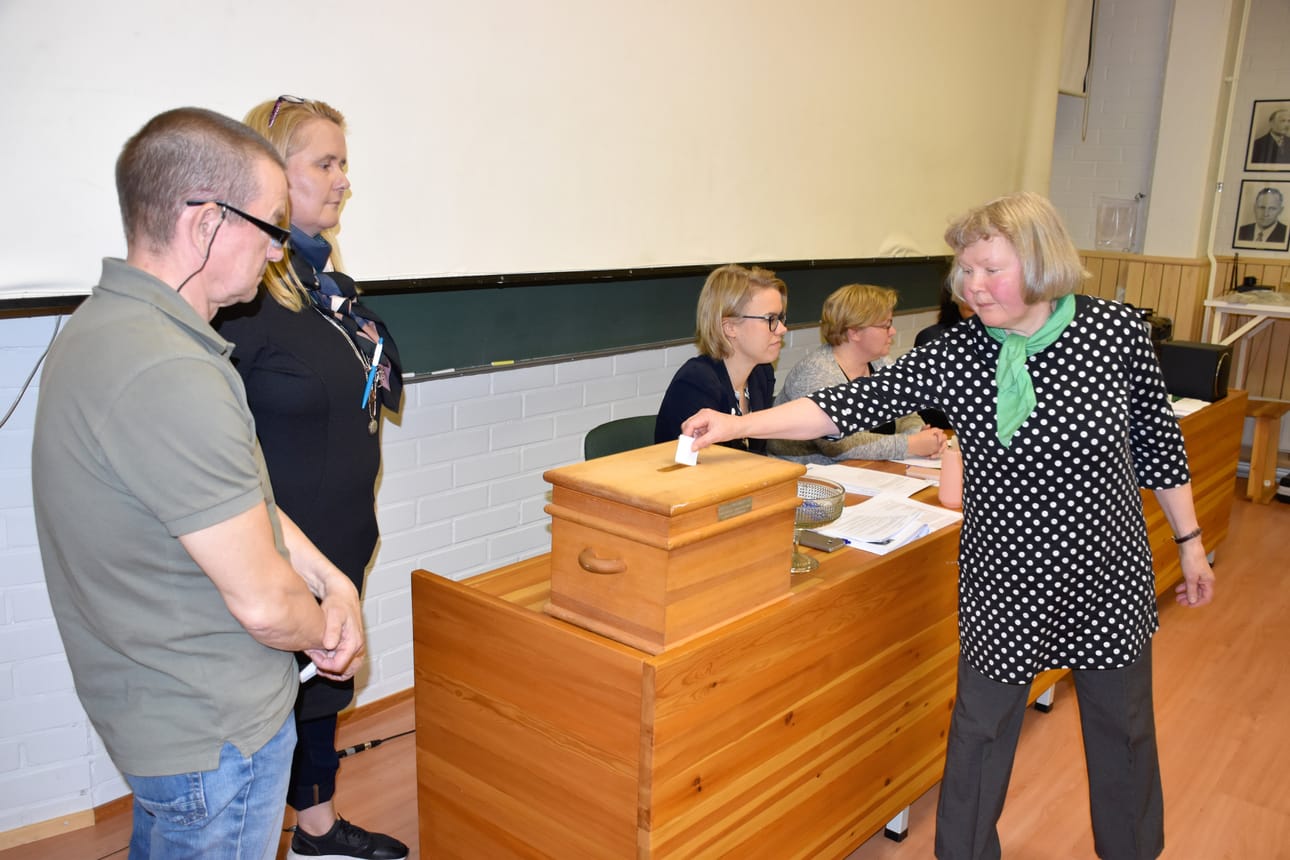 Palvelujohtajan valitsemisesta jouduttiin äänestämään. Vuorossa keskustan Irja Lohilahti. Ääntenlaskijat Tiina Haataja ja Paavo Mursu valvoivat lippuäänestystä.
