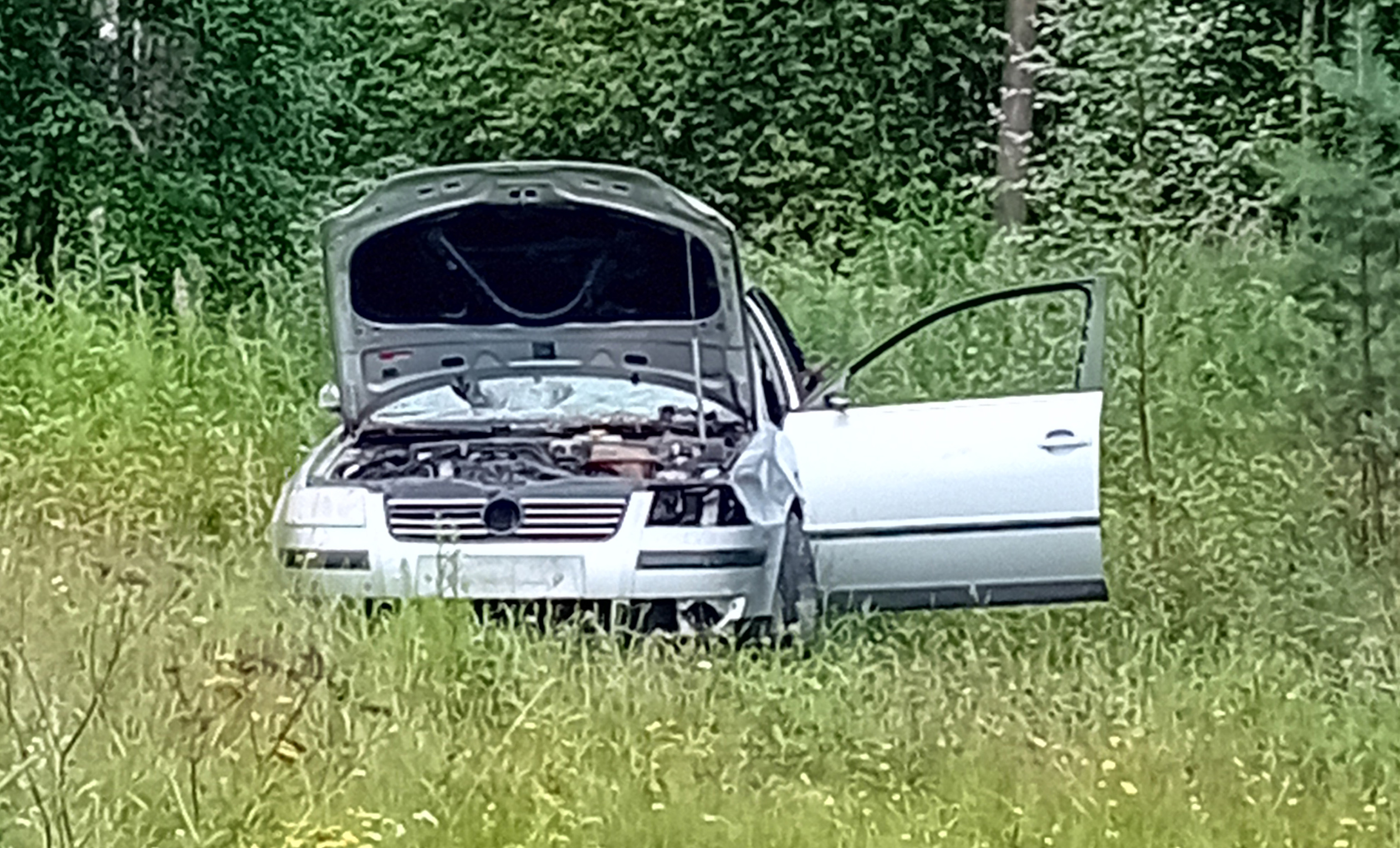 Tulipahan kysyttyä: Miksi romuautoa ei viedä pois Kylmäläntien varressa?