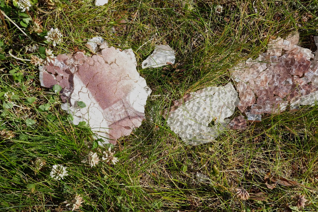 Rikottu Tykkyläinen, lasit pitkin pyörätietä – Alkaisi näyttää siltä, että jotkut ovat kyllästyneet alusvaatemainoksiin. Ovatko nämä kaupungin imagon kannalta tarpeellisia? Olisiko aika vaihtaa, kyseli maanantaina ohi pyöräillyt.