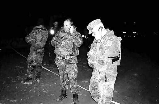 Vartiossa Saksalaiset sotilaat vahdissa saksalaisen helikopterin putoamispaikalla. Turmassa kuoli seitsemän rauhanturvaajaa.