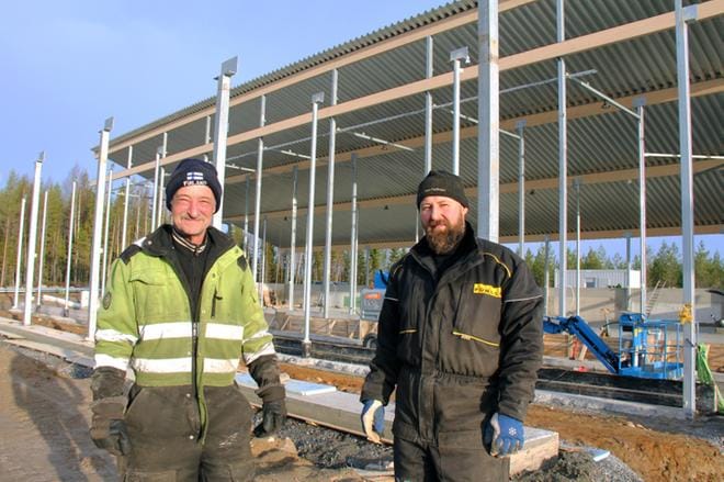Evijärveläiselle lihakarjatilalle nousee pihatto. – Pilarit saatiin asennettua viime viikolla ja tällä viikolla valetaan lattiaa sekä rehuestettä ruokintapöydän reunaan, kertoo maatalousyhtymän osakas Harri Iso-Pellinen (oik.). Vieressä on hänen isänsä Matti Iso-Pellinen. KUVA: MIA KÄRKKÄINEN