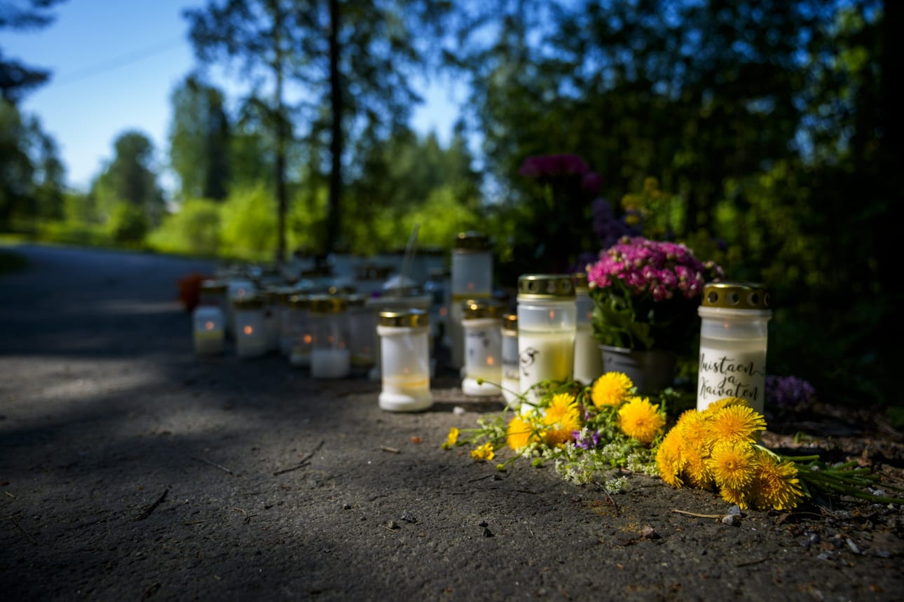 15-vuotias tyttö löytyi toukokuun lopulla kuolleena metsästä Valkeakoskella. Paikalle oli sen jälkeen viety kukkia ja muistokynttilöitä. LEHTIKUVA / Kalle Parkkinen