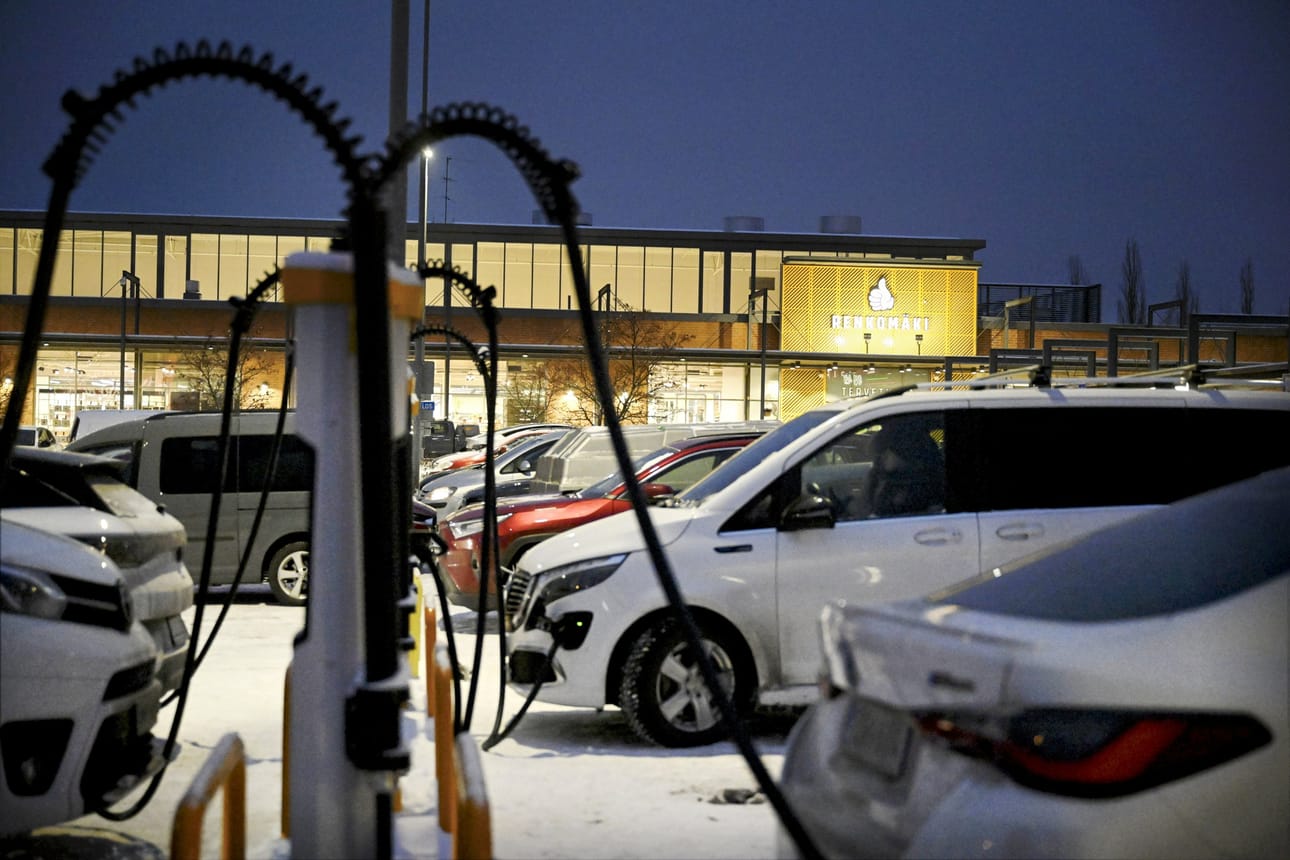 Ensirekisteröidyistä henkilöautoista ladattavia oli lähes puolet. LEHTIKUVA / Markku Ulander