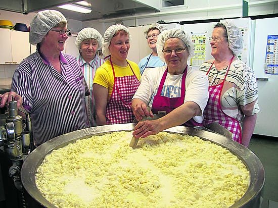 Heran valmistaminen osataan Alavieskassa vaikka unissaan. Raili Huttunen (vas.), Elsi Kähtävä, Riitta-Liisa Hietala, Maila Kauppinen, Maire Anias ja Kyllikki Alahautala hämmentävät herakattilaa vuosien kokemuksella.