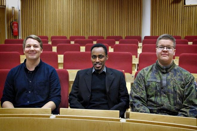 Sedusta valmistuneet datanomit Matias Kangas (vas.), Pete Karjalainen ja Matias Kuoppala kertoivat nuorille datanomiopiskelijoille omista opinpoluistaan Seinäjoella. Kuva: Hannu Lusa