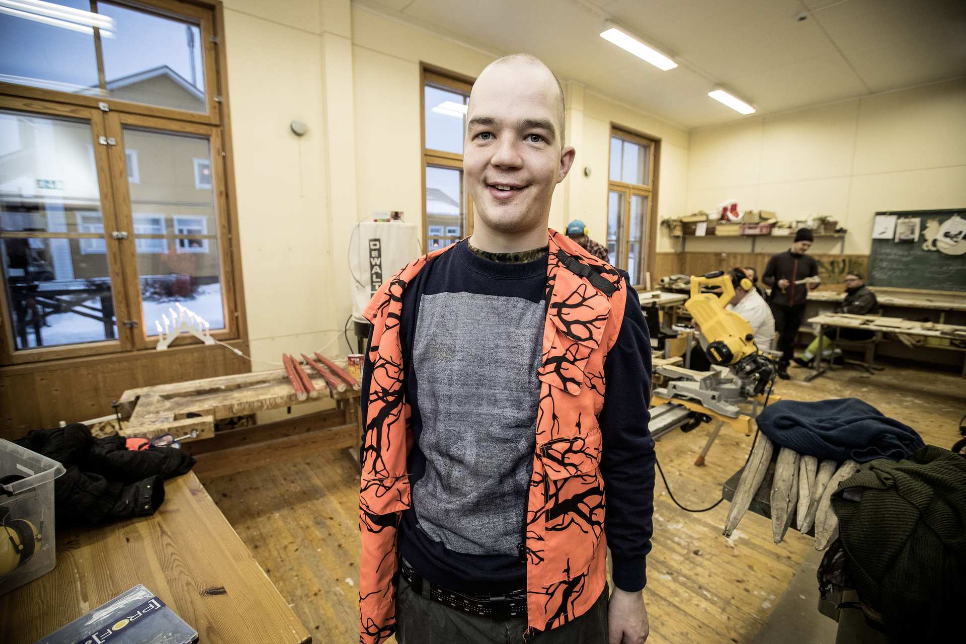Metsästyksestä innostunut Miika Taitotalo Torpparin puuverstaassa. Verstaassa rakennellaan kaikenlaista ja muun muassa korjataan huonekaluja.
