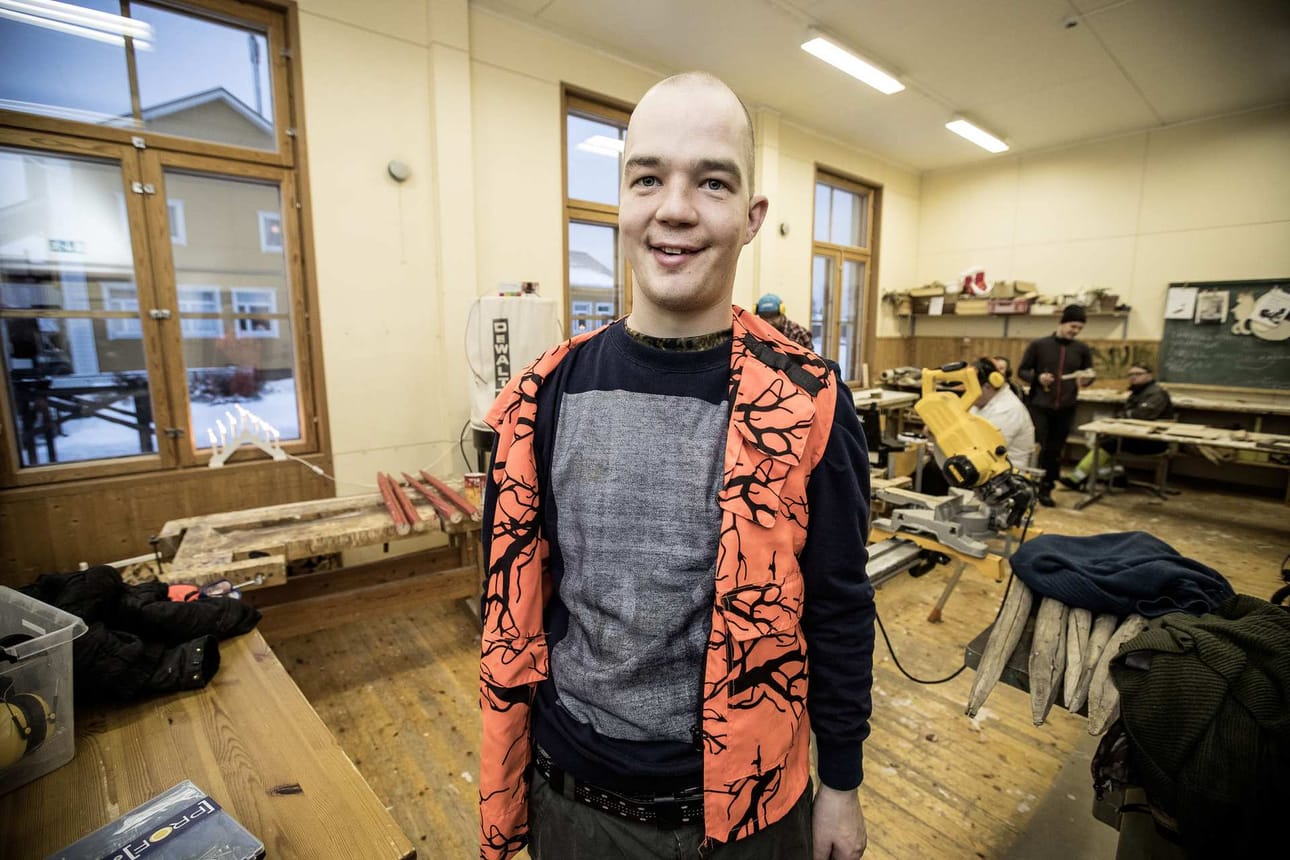 Metsästyksestä innostunut Miika Taitotalo Torpparin puuverstaassa. Verstaassa rakennellaan kaikenlaista ja muun muassa korjataan huonekaluja.