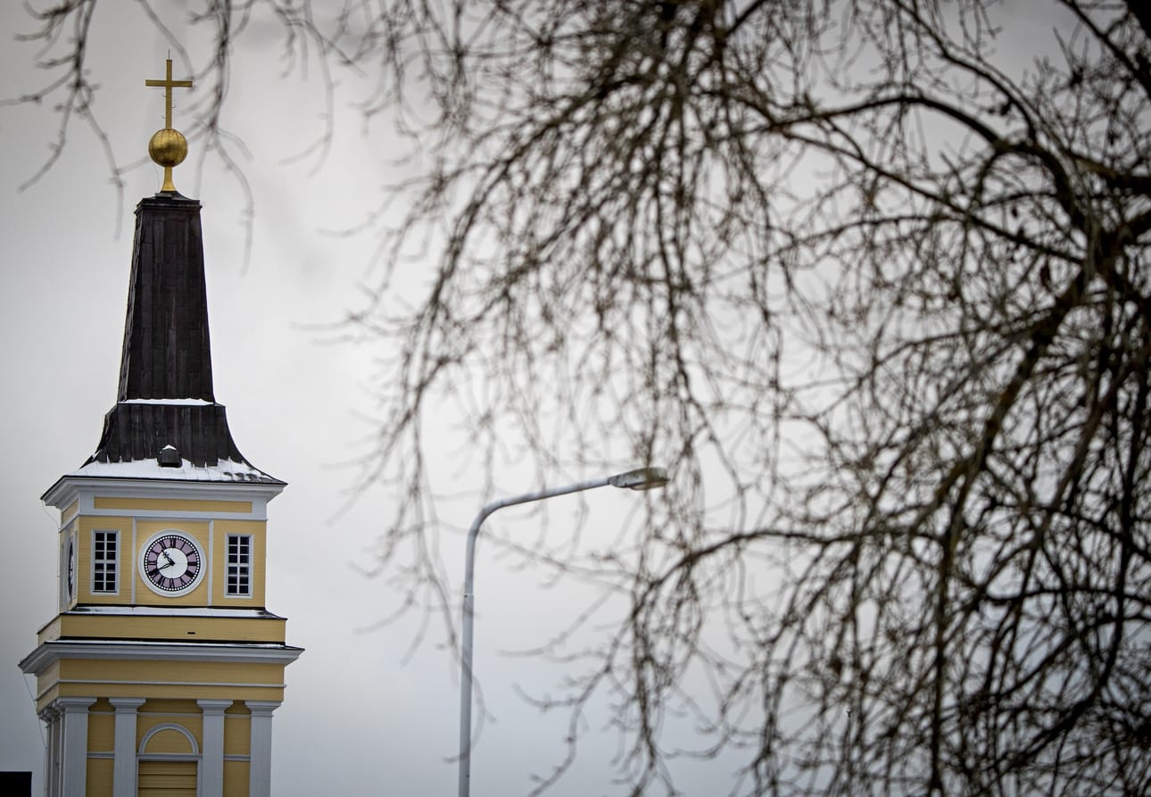 Oulun Tuomiokirkon kello oli kesäajassa lähes viikon.
