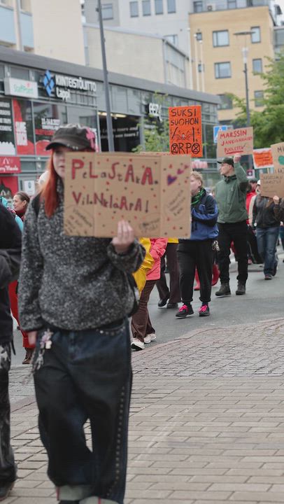 Lähes 300 ihmistä marssi Sakatin kaivoshanketta vastaan Rovaniemellä