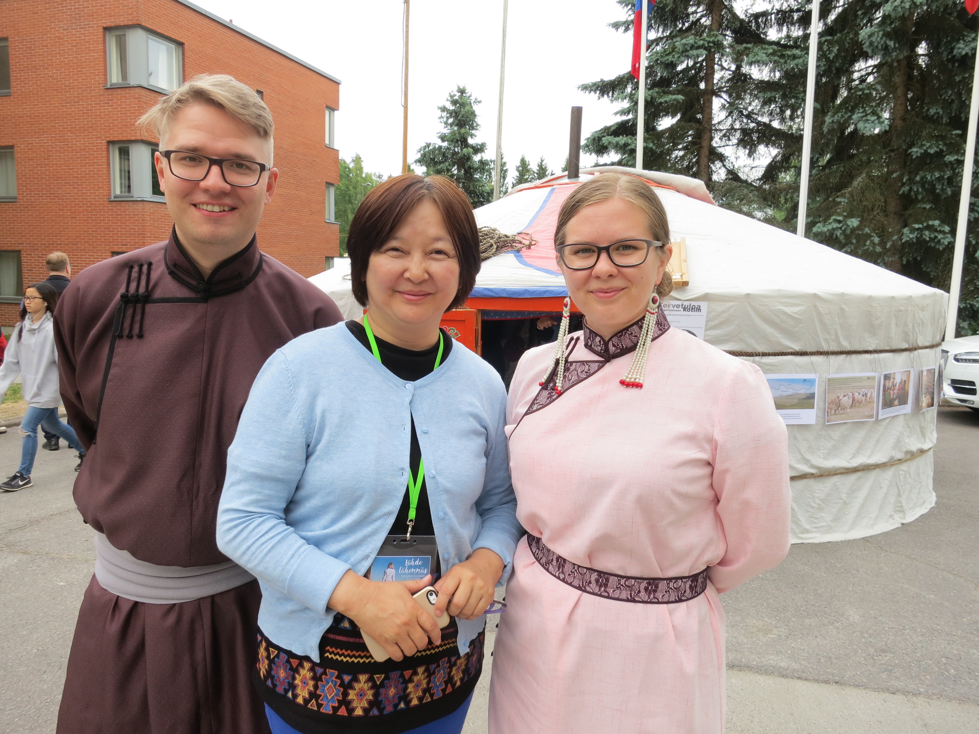 Kesäkuussa Janne ja Ella Henriksson vierailivat Kauniaisissa Kylväjän Lähetyksen kesäpäivillä. Henrikssonit ovat pukeutuneet perinteisiin mongolialaisiin asuihin, deeleihin. Taustalla mongolialainen jurtta. Mukana ensimmäisellä Suomen vieraillullaan ollut Kylväjän Mongolian aluetoimiston johtaja Batchimeg Vandan.