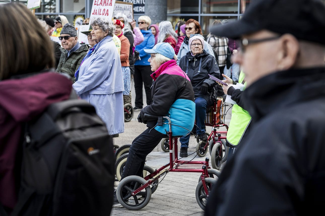 Rovaniemeläiset ikäihmiset osoittivat mieltä arvokkaan vanhuuden puolesta. Tutkimusten mukaan ikäsyrjintä on lisääntynyt Suomessa.