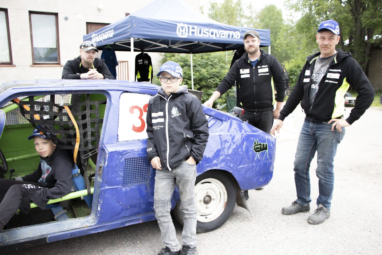 Siikalatvan urheiluautoilijat olivat tapahtumassa tekemässä toimintaansa tutuksi. Autoihin tutustumassa ja niitä miesten kanssa esittelemässä Reeti Kuronen ja Jasper Hyvärinen. Jere Ohenoja, Kari Kumpulainen ja Ari Kuronen käyttivät puhelahjojaan, kun houkuttelivat seuralle uusia jäseniä. 14.9. ajetaan Uljualla kilpaa seuran nimiin.