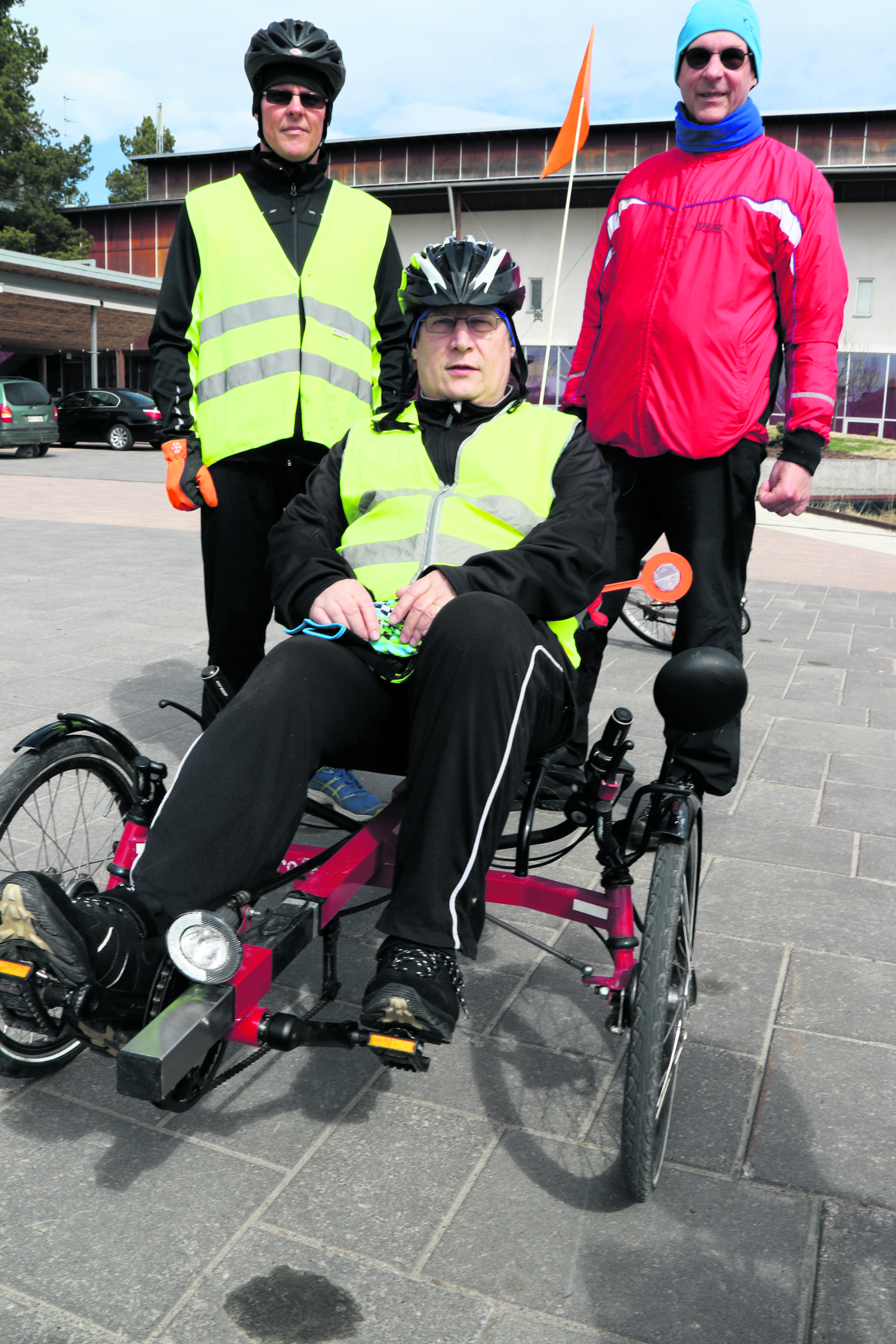 Velomobiilista löytyy soittokello, sillä pitäähän kello polkupyörässä olla. Kovin usein sitä ei tarvitse soittaa, sillä kirkkaan väriset vaatteet ja värit saavat ihmisten huomion.