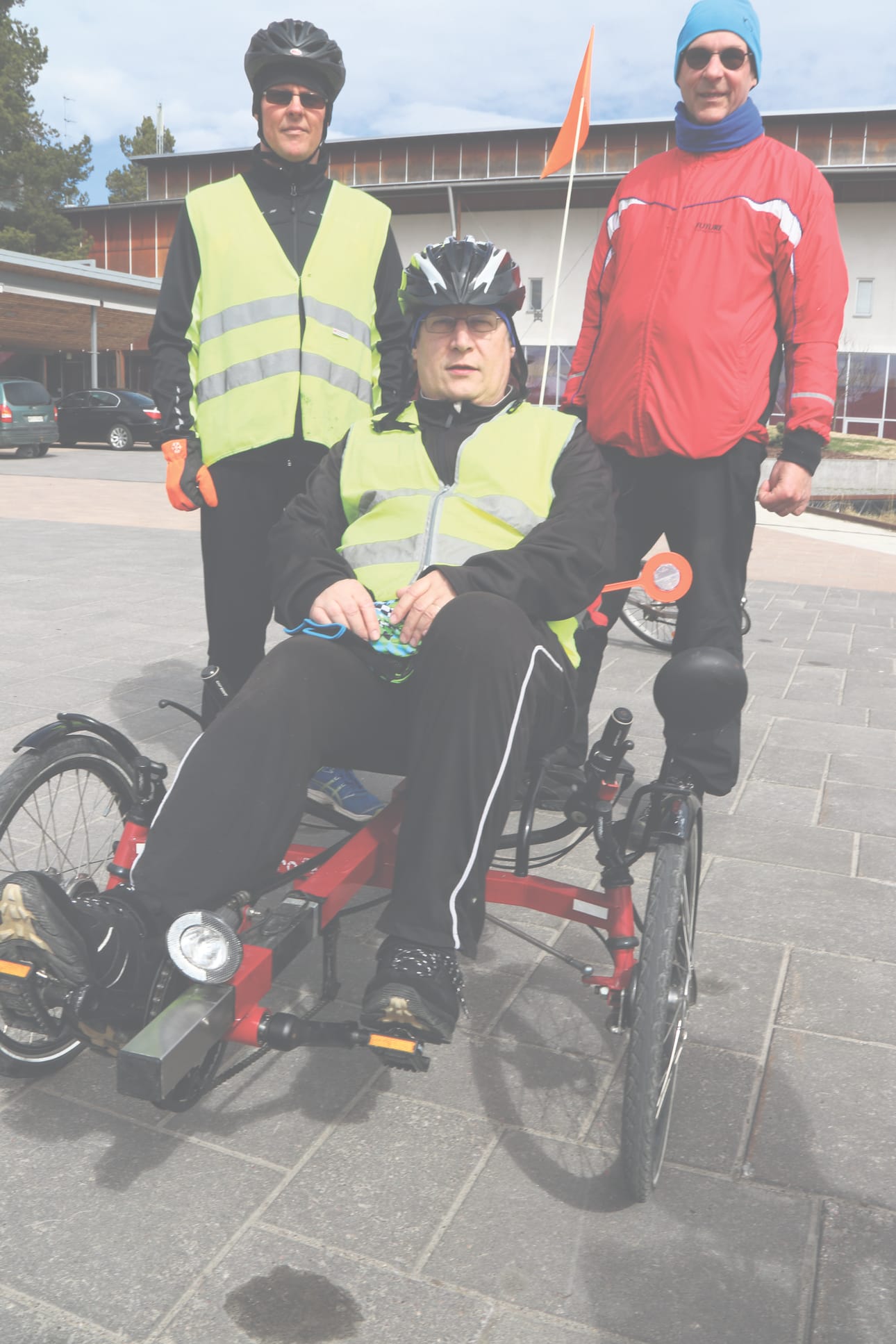 Velomobiilista löytyy soittokello, sillä pitäähän kello polkupyörässä olla. Kovin usein sitä ei tarvitse soittaa, sillä kirkkaan väriset vaatteet ja värit saavat ihmisten huomion.