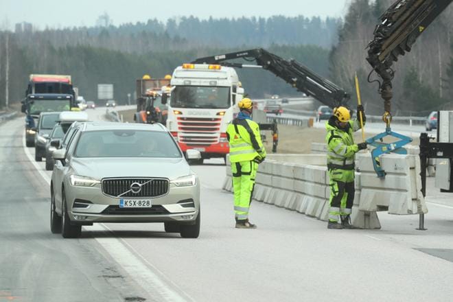 Uudenmaan maakunnan rajalle valtatie 3:n toiselle kaistalle pystytettiin puoli kuuden aikaan perjantai-iltapäivänä jo raja-aitoja. KUVA: Mauri Ratilainen