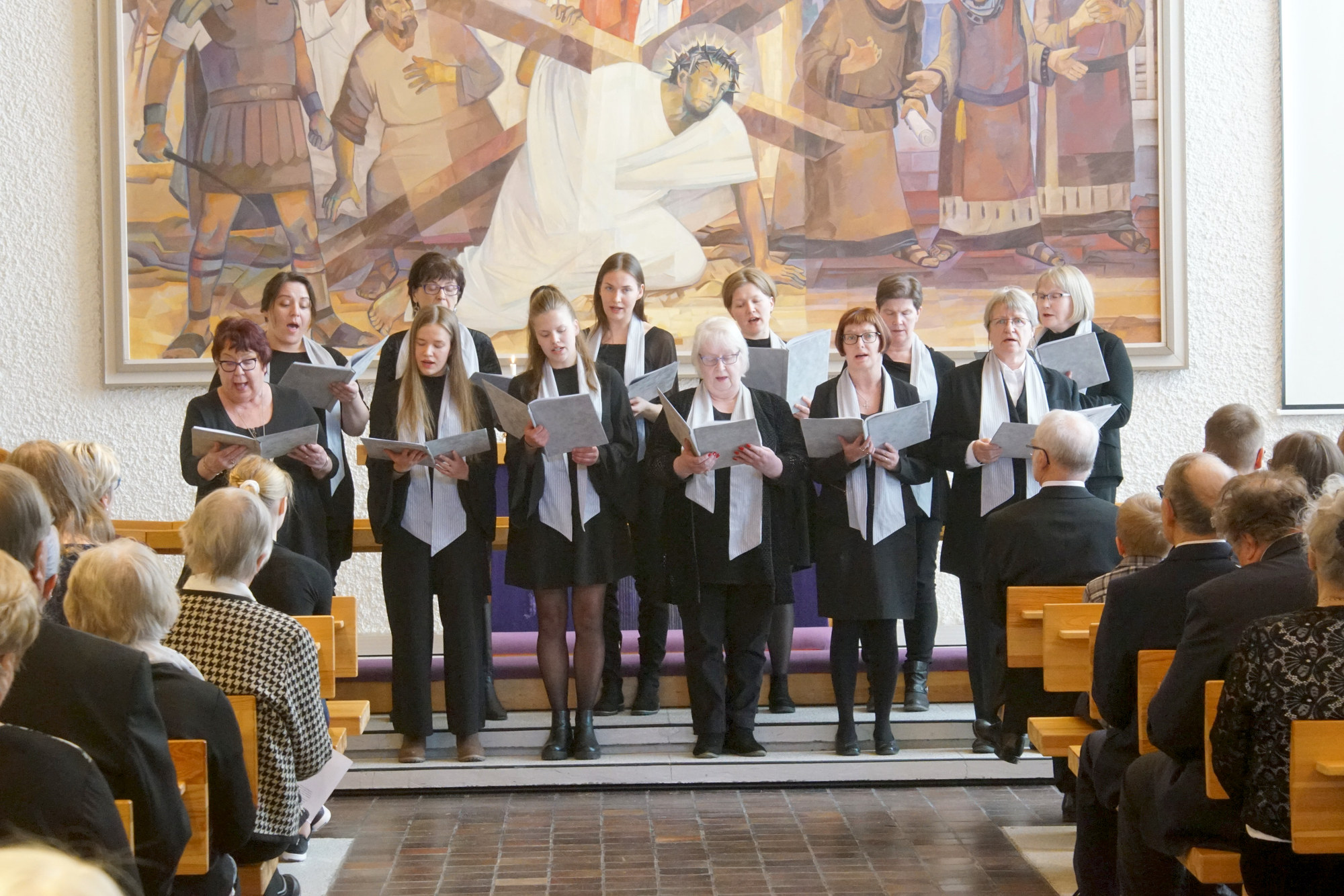 Sarakylän kappelikuoro pääsi muiden seurakunnan kuorojen lailla esiintymään salintäyteiselle yleisölle.