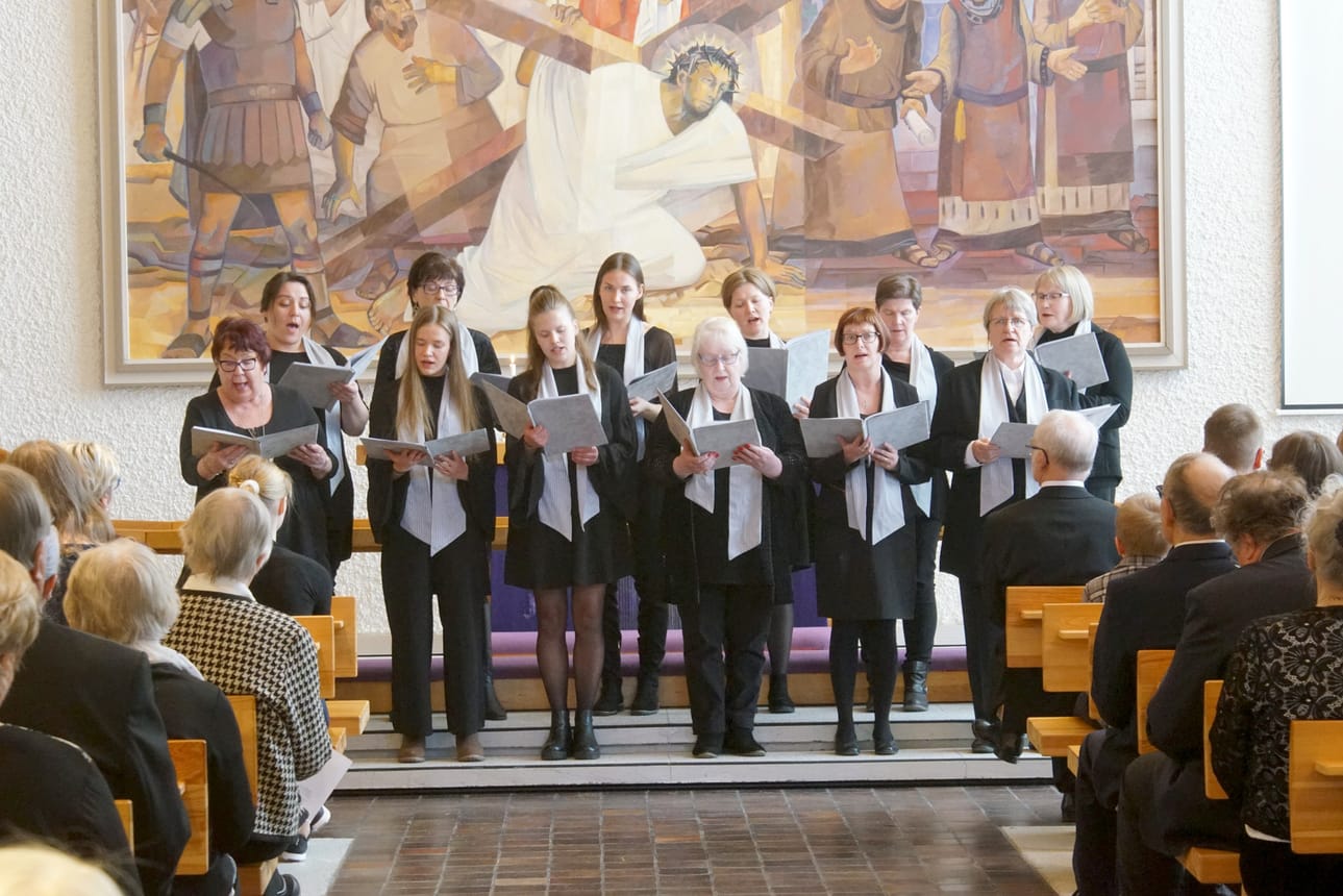 Sarakylän kappelikuoro pääsi muiden seurakunnan kuorojen lailla esiintymään salintäyteiselle yleisölle.