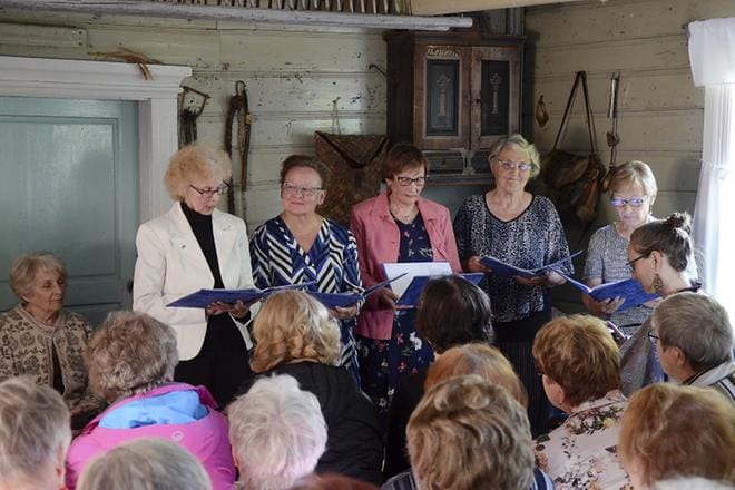 Kirsti Juntura, Birgitta Koivula, Aila Eloluoma, Anna-Liisa Jyrä ja Airi Hakala lausuivat runoja naisista ja naisten elämästä sekä lopuksi myös kaskuja jurvalaisista. Tapahtuma oli osa Jurva 160 -juhlavuoden tapahtumia. KUVA: JAANA ALA-LAHTI