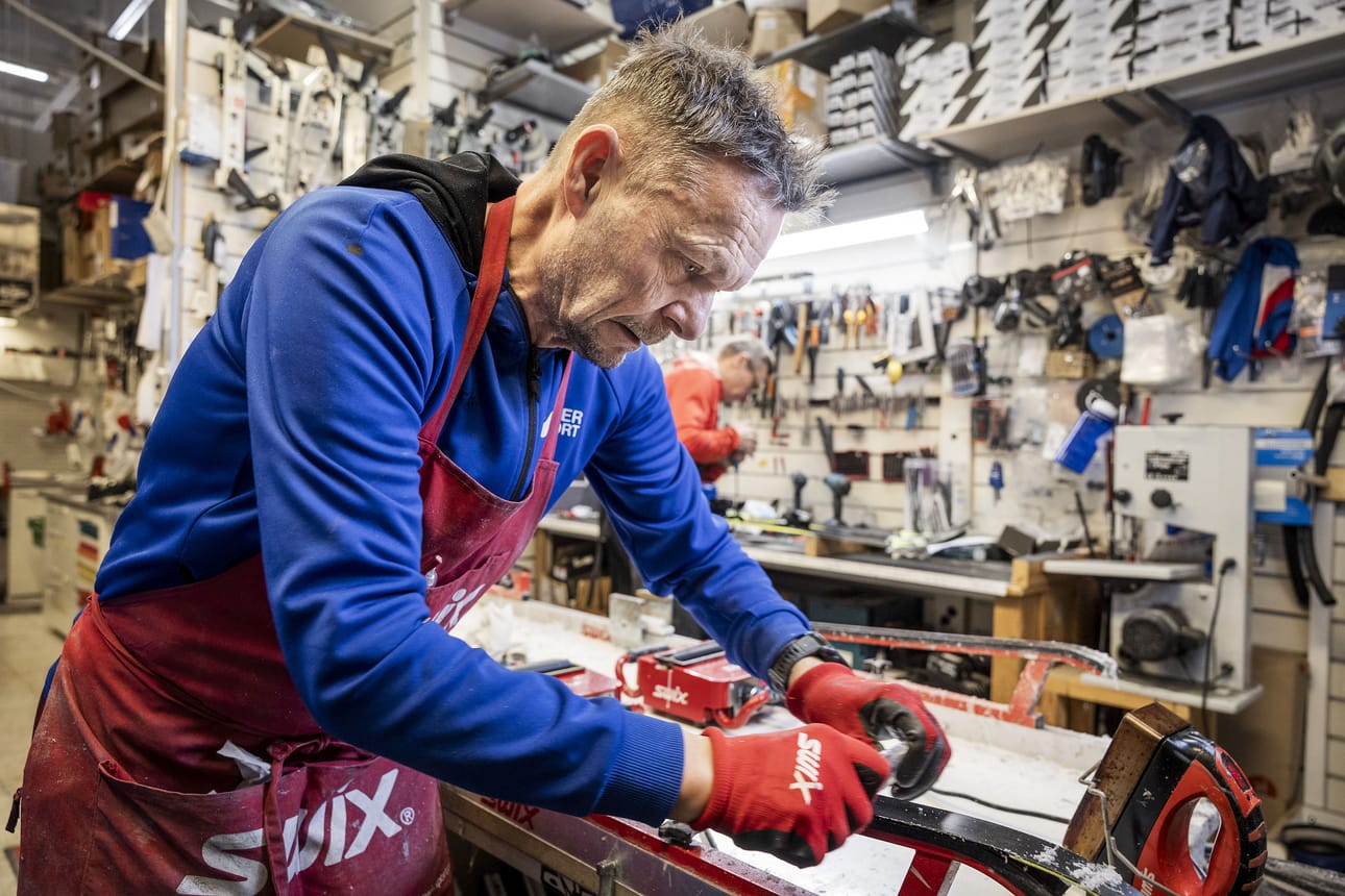 Jarmo Koutaniemi korostaa, että siklausvaiheessa pitää kaikki näkyvä voide saada pois suksesta.