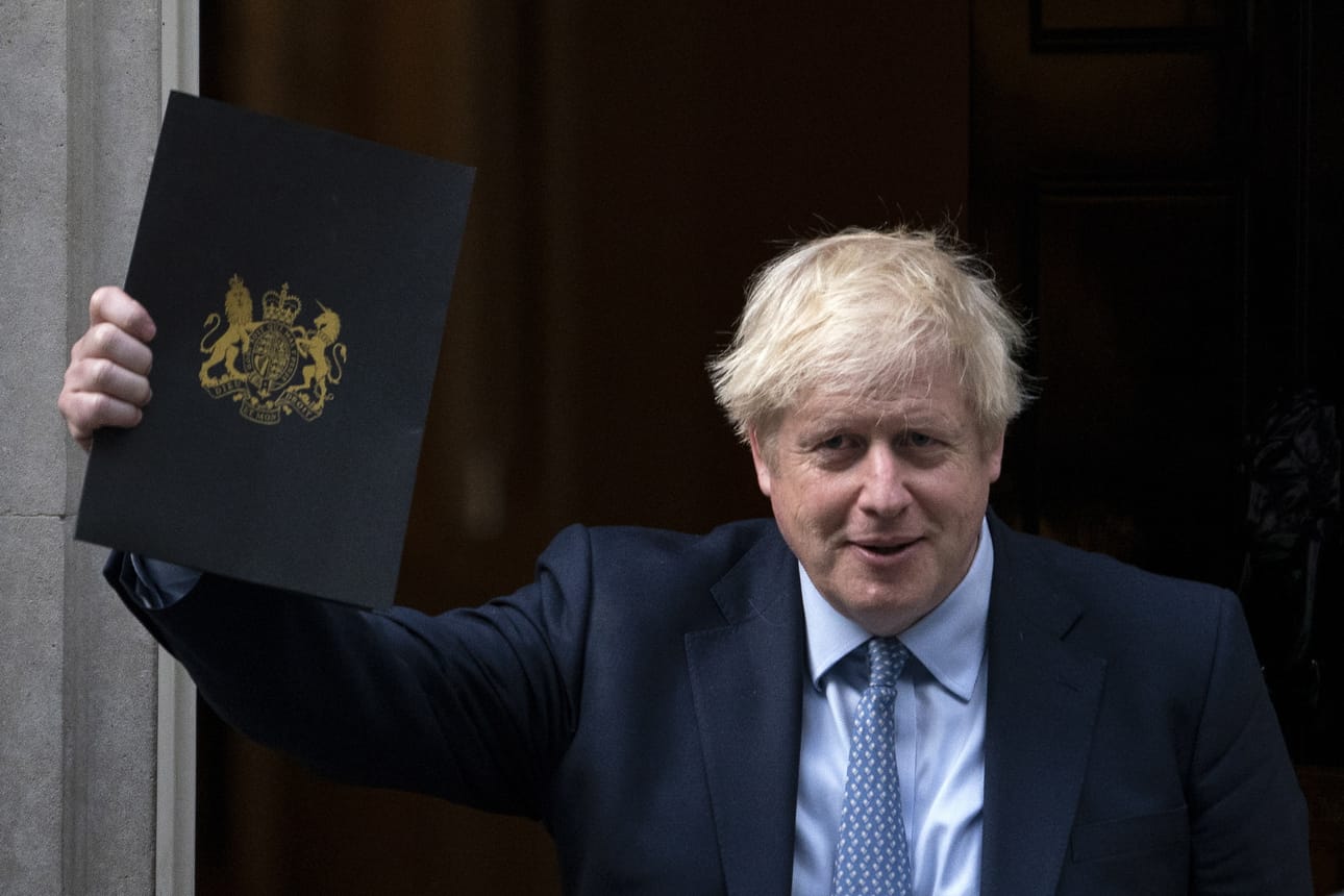 Poliittisen tappion korkeimmalta oikeudelta tiistaina saanut Britannian pääministeri Boris Johnson lähti keskiviikkoiltana Lontoon virka-asunnoltaan parlamenttiin, jossa hän puhui alahuoneelle yli kahden viikon istuntotauon jälkeen.