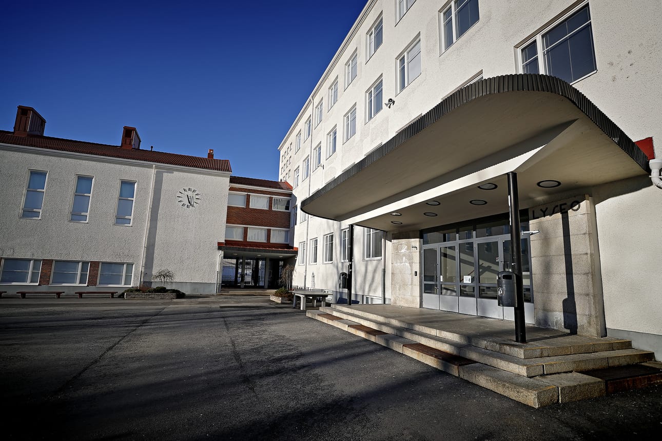 Lyseon koulun sisävalaistus varhaisaamusta iltamyöhälle on herättänyt kummastusta. Koulurakennuksen valaistusta ohjataan automatiikan kautta. Tekniikka keskustelee koulun pääkellon kanssa. Tekniikan kanssa on ollut myös haasteita. Arkistokuva.