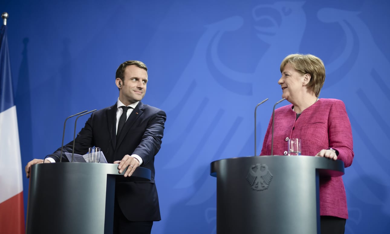 Ranskan presidentti Emmanuel Macron ja Saksan liittokansleri Angela Merkel sanovat olevansa tarpeen vaatiessa valmiita muuttamaan EU-sopimuksia.