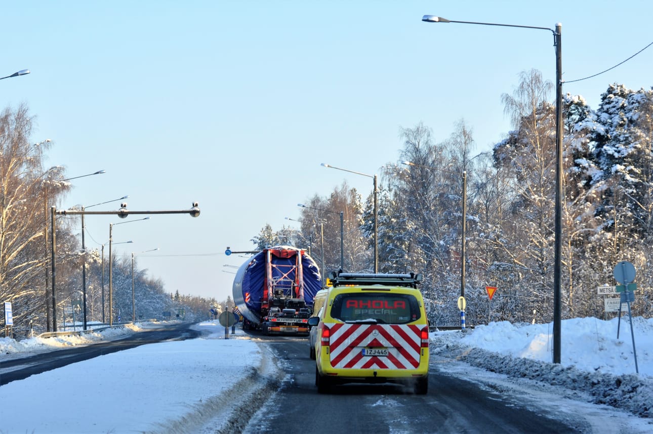 Tuulivoimaloiden osien erikoiskuljetukset alkoivat Kaskisten satamasta tänä aamuna.