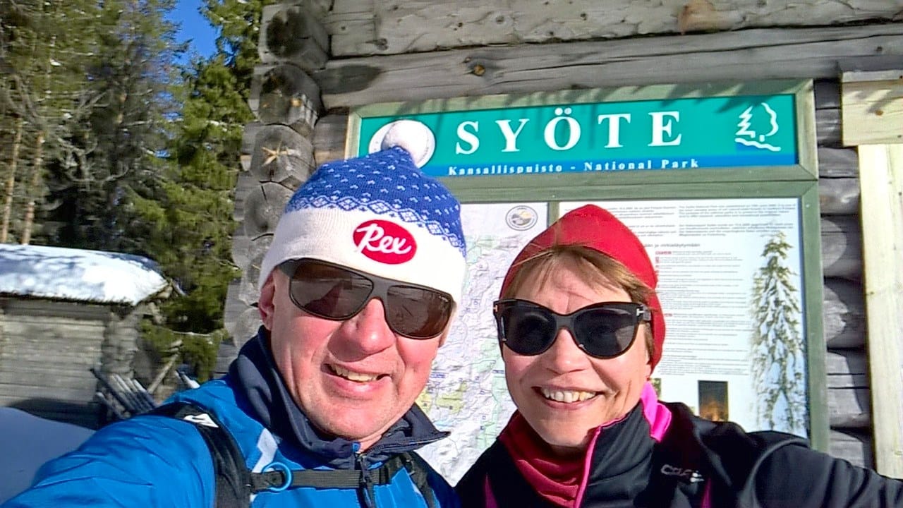 Pekka Väisänen ja Leena Kortesluoma Syötteen kansallispuiston Toraslammen tuvalla.